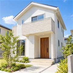 玄関と庭のある戸建て住宅のイメージ